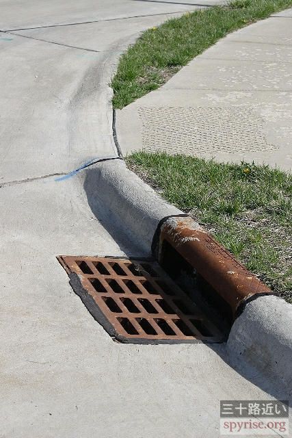 concrete-curb_and_steel_gutter_storm_drain